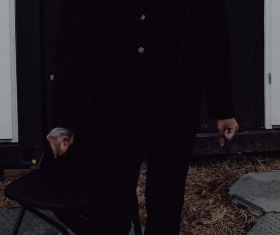 respite_dethrnd's tweet photo. when people wont stop cropping you from pics: https://t.co/RqnXDfHZxE