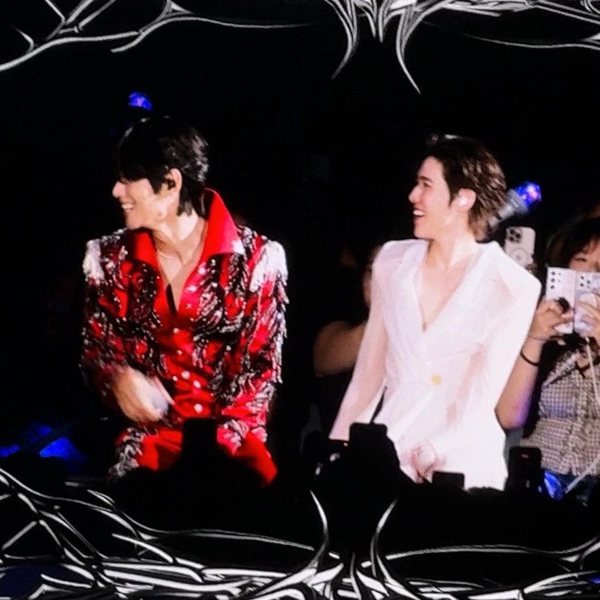 masterPe4ch's tweet photo. รีวิว #THETITANSCONCERT วันนี้

- คอนเสิร์ตดีมากกกกกกก เรานั่งตรงกลางพอดีเลยได้เห็นภาพรวมทั้งหมด อยากจะบอกว่ากราฟิกและการดีไซน์โชว์สวยมาก 
- ภูมิใจในตัวพีพีอะ การที่ได้เห็นพีพียืนอยู่บนสเตจคู่กับไอดอลของเราสมัยเด็ก (แบมแบม) มันตื้นตันใจอะ ㅠㅠ ทุกครั้งที่ได้เจอพี พีพัฒนาขึ้นทุกงานจริง ๆ เมื่อวานเก่งแล้ววันนี้เก่งขึ้นอีกอะ 🤏
- แบมแบมตลกมาก 555555555555 เพิ่งเคยดูโชว์แบมแบมเต็ม ๆ แบมเป็นคนที่คาริสม่าล้นมาก
- เคยดูโชว์พี่เจฟแล้ว แต่ก็รู้สึกเฟรชทุกครั้งที่ดูอะ พลังเสียง king of t-pop มาก
- ไม่คิดว่าธามไทกับพีพีจะเคมีเข้ากันขนาดนี้อะ 5555555555 ทั้งในแง่ความตลก และบนเวทีเลย
- งานจัดดีกว่าที่คิด โชว์เลทนิดหน่อยแต่ถือว่าจัดการดีเลย คือติดความคุณหนูเพนสิ้นจากการไปคอนบกพพมา รู้สึกว่างานจัดการโอเค ไม่อ่อม ไม่งง

#THETITANSCONCERT_D1 #ppkritt #BamBam #Jeffsatur #Timethai