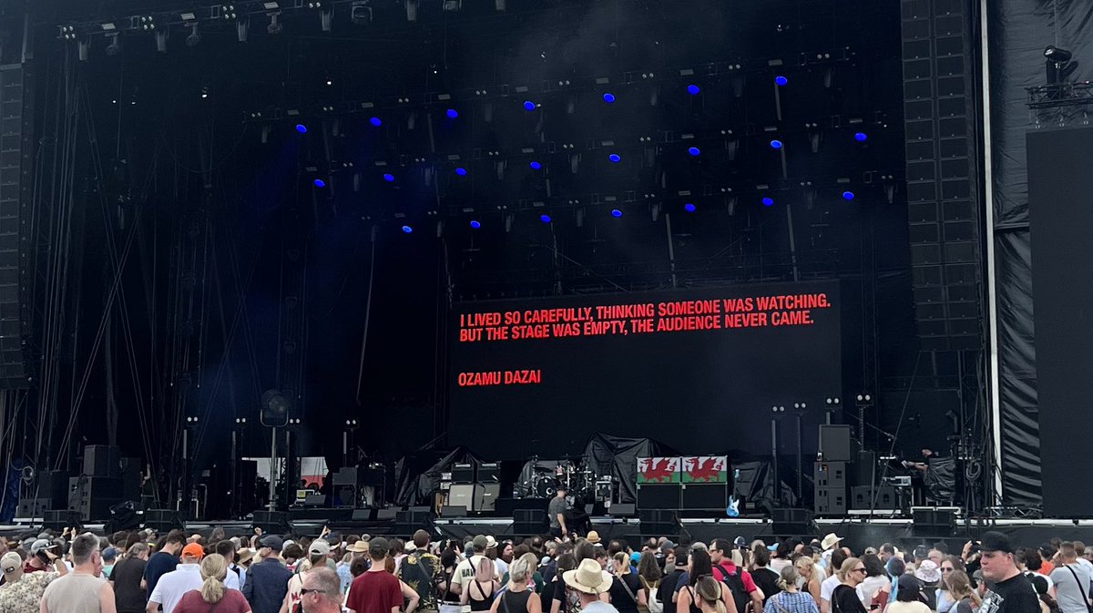 wladocz's tweet photo. báječný a snový slowdive a teď konečně velšani! ❤️ #Manics https://t.co/JDIgdy2fBT