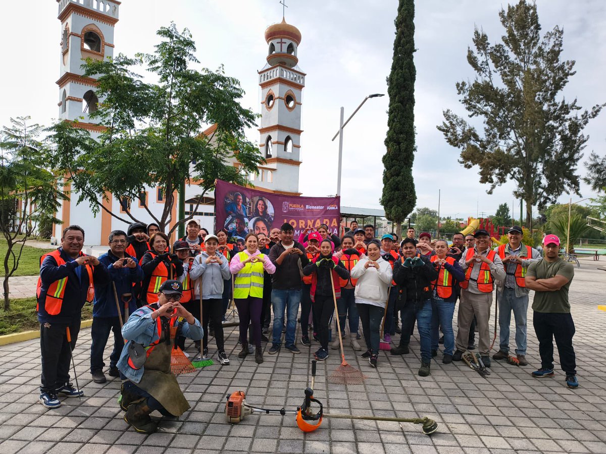estebiferloza's tweet photo. Seguimos con la misma receta de siempre: madrugar, hacer equipo y darle una manita a los espacios públicos 💚 Trabajando por la comunidad en sinergia con nuestra Presidenta @Claudiashein y nuestro Gobernador @armentapuebla_ ✅♻️🌱
📸 Días desde San José Pino Suárez #Tecamachalco https://t.co/wJq3PS3IWT