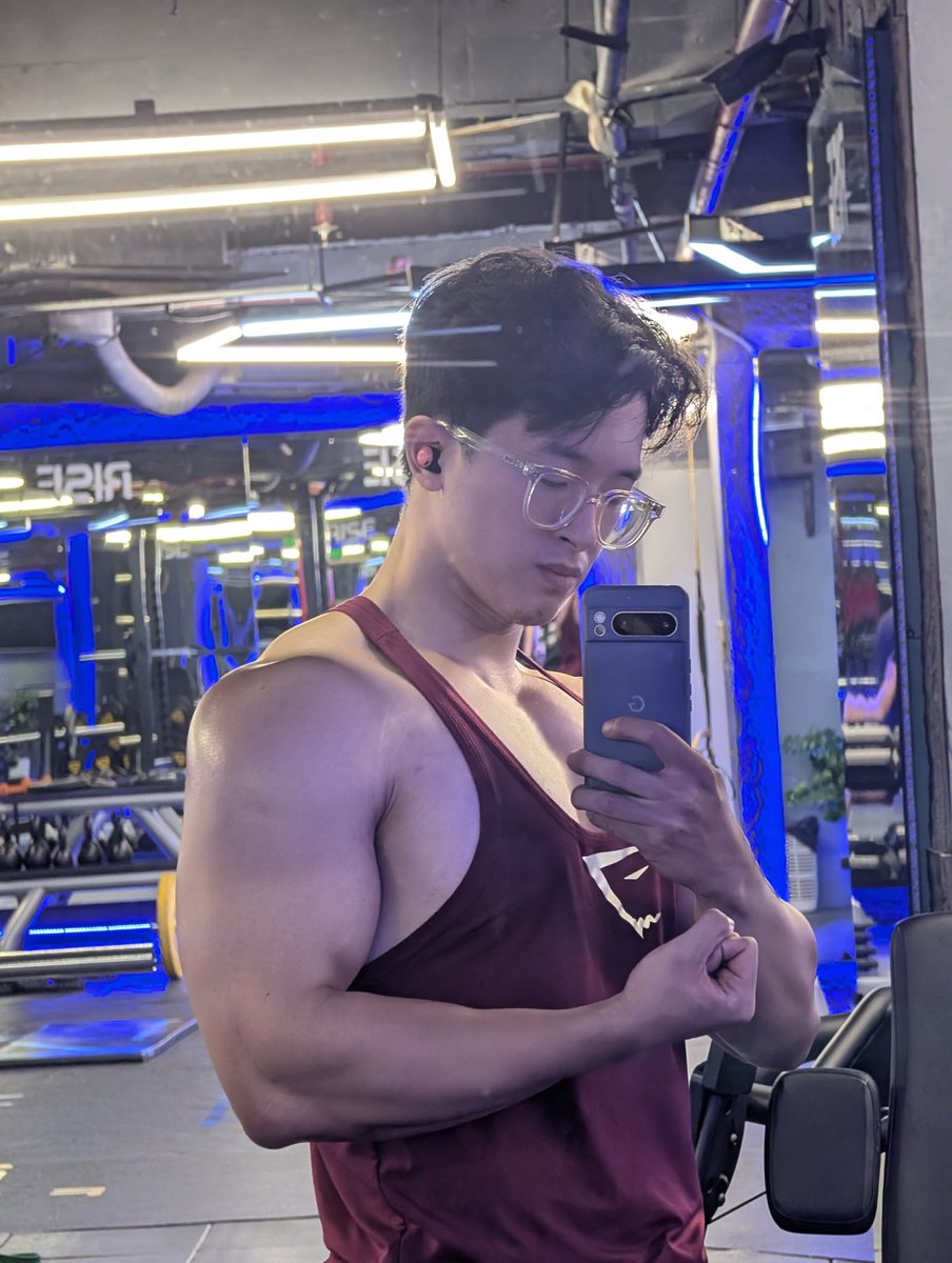 Notmotmi's tweet photo. New level off delulu unlocked: using the telephoto lens to trick myself into thinking I'm big to cope with my body dysmorphia https://t.co/S8ZzKnRKsN