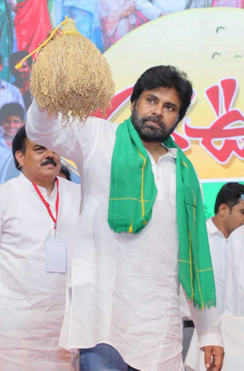 APDeputyCMO's tweet photo. తొలి విడత 'అన్నదాత సుఖీభవ – పీఎం కిసాన్' నిధులు విడుదల

•కాకినాడ జిల్లా రైతుల ఖాతాల్లోకి జమ చేసిన ఉప ముఖ్యమంత్రి శ్రీ @PawanKalyan గారు

రాష్ట్ర ఉప ముఖ్యమంత్రివర్యులు శ్రీ పవన్ కళ్యాణ్ గారు కాకినాడ జిల్లా పరిధిలోని రైతులకు కేంద్ర, రాష్ట్ర ప్రభుత్వాలు పెట్టుబడి సాయంగా అందిస్తున్న 'అన్నదాత సుఖీభవ – పీఎం కిసాన్' పథకం కింద 2026-27 ఆర్థిక సంవత్సరానికి సంబంధించి మొదటి విడత నిధులను విడుదల చేశారు. కాకినాడ జిల్లావ్యాప్తంగా 2.73 లక్షల రైతు కుటుంబాలు ఈ పథకం ద్వారా లబ్ధి పొందుతుండగా, రూ. 99.58 కోట్లు రైతుల ఖాతాల్లో జమ చేశారు. 

శనివారం మన ఊరు మాటా మంతి కార్యక్రమంలో ప్రాధాన్యతాంశంగా  'అన్నదాత సుఖీభవ – పీఎం కిసాన్'ను తీసుకున్నారు. రైతులతో కలసి ఈ మొత్తం నిధులు విడుదల చేశారు. తొలి విడత ఆర్థిక సాయం కింద రాష్ట్రవ్యాప్తంగా సుమారు 47 లక్షల మంది రైతుల ఖాతాల్లో రూ. 7,000 చొప్పున జమ కానున్నాయి. అందులో కేంద్ర ప్రభుత్వం రూ. 2 వేలు, రాష్ట్ర ప్రభుత్వం 5 వేలు అందజేస్తుంది. అన్నదాత కుటుంబానికి ఆర్థిక భరోసా కల్పించడమే లక్ష్యంగా గౌరవ ప్రధాన మంత్రి శ్రీ నరేంద్ర మోదీ గారు ఏటా మూడు విడతల్లో రూ. 6 వేలు అందజేస్తుండగా, ముఖ్యమంత్రి శ్రీ చంద్రబాబు నాయుడు గారి నాయకత్వంలోని కూటమి ప్రభుత్వం మరో రూ. 14,000 కలిపి ఏడాదికి రూ. 20 వేల చొప్పున పెట్టుబడి సాయం కింద అందజేస్తోంది. 

ఆర్థిక ఇబ్బందులు ఉన్నా ఇచ్చిన హామీ నిలబెట్టుకుంటూ వరుసగా రెండో ఏడాది అన్నదాతకు అండగా నిలవడం రైతు సంక్షేమం పట్ల కూటమి ప్రభుత్వానికి ఉన్న సంకల్పానికి నిదర్శనమని ఈ సందర్భంగా శ్రీ పవన్ కళ్యాణ్ గారు స్పష్టం చేశారు. రైతులతో కలసి నిధులు విడుదల చేయడం పట్ల సంతోషం వ్యక్తం చేశారు. రాష్ట్ర ఆహార పౌరసరఫరాల శాఖ మంత్రి శ్రీ నాదెండ్ల మనోహర్ గారు, రాష్ట్ర పర్యాటక శాఖ మంత్రి శ్రీ కందుల దుర్గేష్ గారు, ఎంపీలు శ్రీ లింగమనేని రమేష్ గారు, శ్రీ వల్లభనేని బాలశౌరి గారు, శ్రీ ఉదయ్ శ్రీనివాస్ గారు, ఎమ్మెల్సీలు, ఎమ్మెల్యేలు , జిల్లా అధికారులు పాల్గొన్నారు.