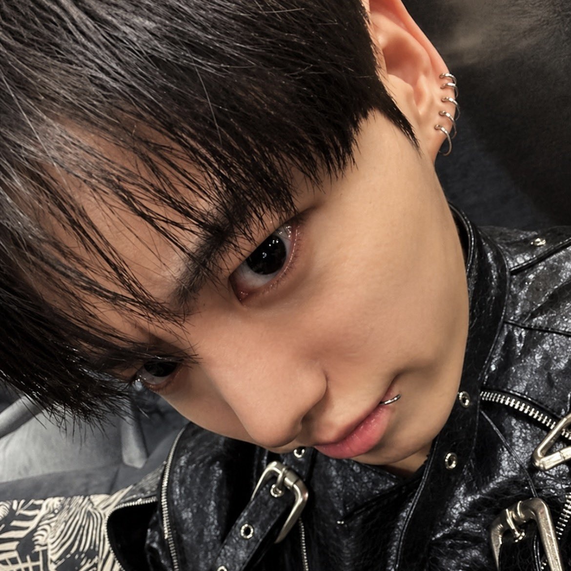 itsvante_era's tweet photo. Jeon Jeongguk küpelerini çıkartmayı unuttuğu için YKS'ye alınmadı https://t.co/uptKBxYv3I
