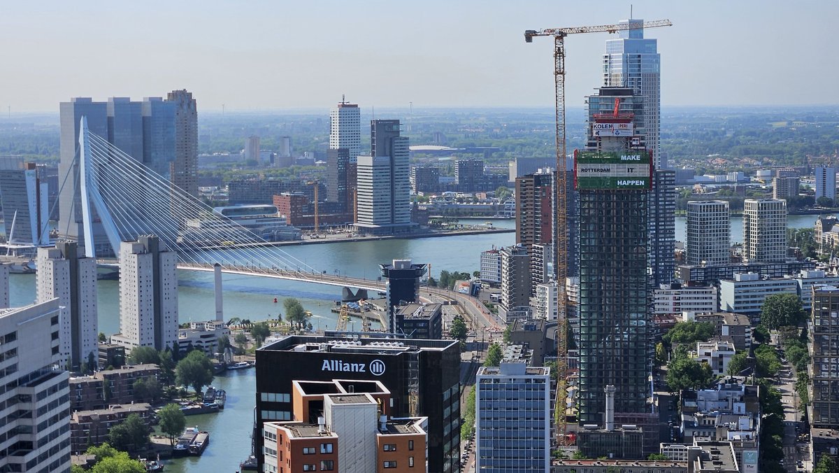 Hansvanputten01's tweet photo. Uitzicht vanaf de Posttoren en vanaf de Baantoren op de rivier de Maas en de Erasmusbrug https://t.co/PvHUSSXIP5