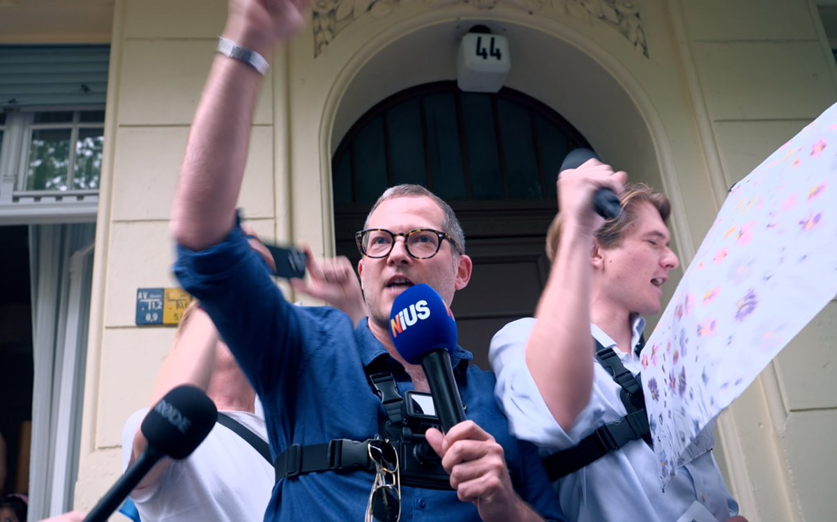 jreichelt's tweet photo. "Nazis raus! Nazis raus!", schmettern Max Mannhart und ich den Kreuzberger Demonstranten entgegen. https://t.co/TMBsBbyINH
