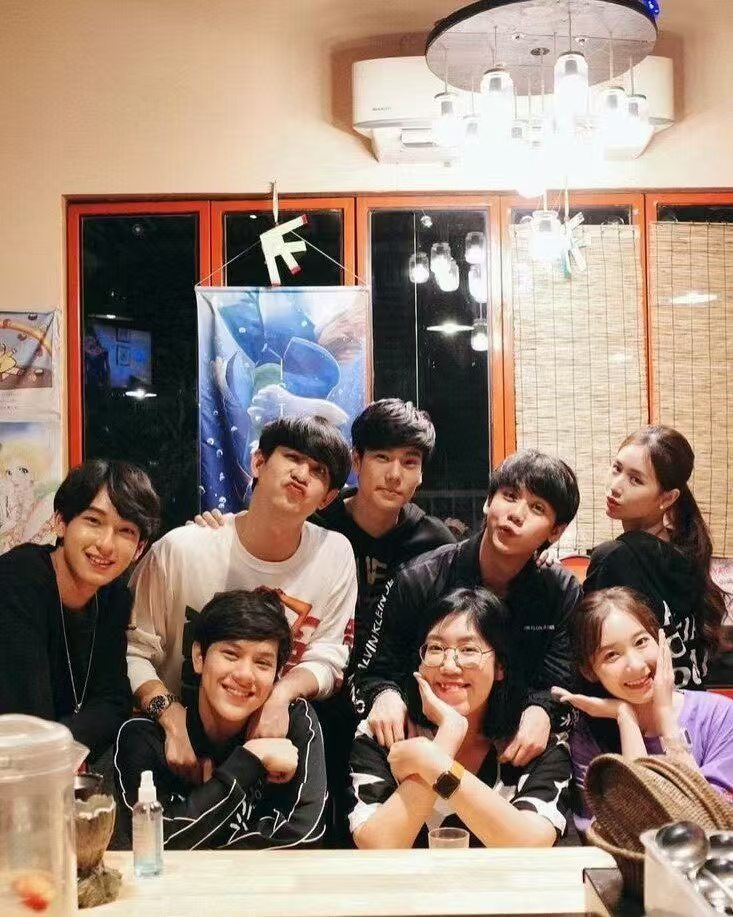 SsingChimon_BR's tweet photo. My Dear Loser foi uma série lançada pela GMMTV em 2017, foi dividida em 3 arcos. Sing atuou em Monster Romance e Chimon em Edge of 17
Após o término da série, a diretora, Kaew, manteve um círculo de amizade pessoal com alguns atores, SingChimon fazem parte dele🤍🤎💛 #SingChimon https://t.co/guWhhNfNBw