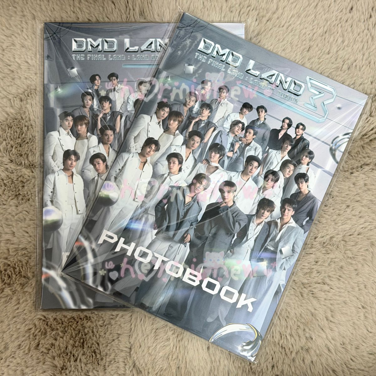 butterrbunnyy's tweet photo. แจกฟตบ DMD LAND3 2เล่มค่า ((เนื่องจากได้เป็นผชด🥹💗🍀🍀)) สุ่มจากรีพรุ่งนี้เย็นๆค่าา

#TheRiseContinuesMerch
#DMDLINEUP2026SOON https://t.co/1NECbB7I3n
