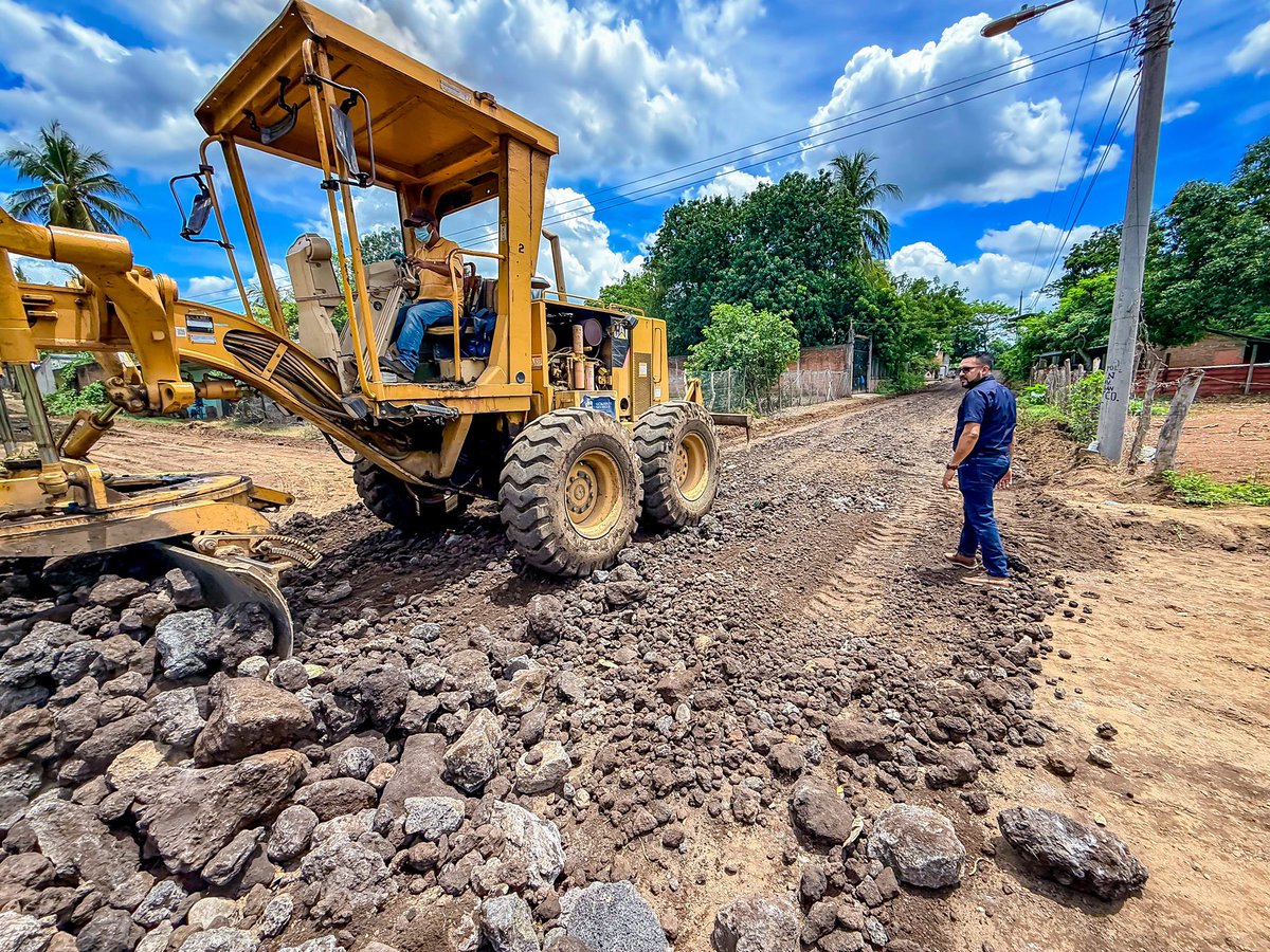 ALEXTORRES_SMC's tweet photo. 🚧 Mejorando la conectividad de nuestras comunidades.

Verifiqué los avances de los trabajos de reparación de calles en la colonia Los Naranjos, una intervención que permitirá mejorar las condiciones de tránsito peatonal y vehicular en la zona.

#LoImportanteEsLaGente https://t.co/RguPvvrtjD