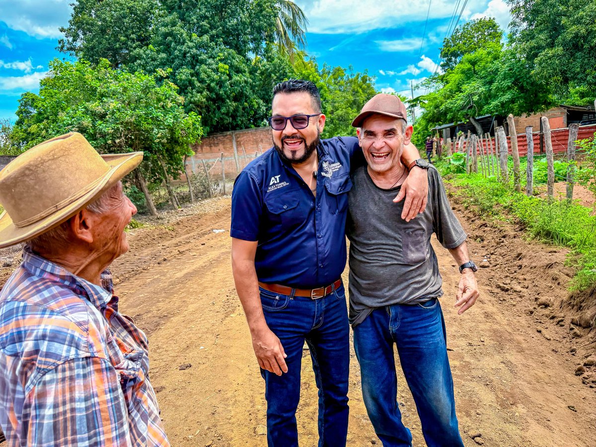 ALEXTORRES_SMC's tweet photo. 🚧 Mejorando la conectividad de nuestras comunidades.

Verifiqué los avances de los trabajos de reparación de calles en la colonia Los Naranjos, una intervención que permitirá mejorar las condiciones de tránsito peatonal y vehicular en la zona.

#LoImportanteEsLaGente https://t.co/RguPvvrtjD