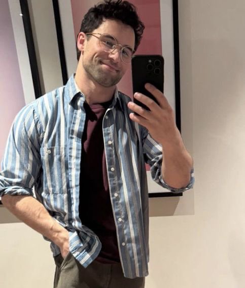 kipssmoothie's tweet photo. Head cannon that when Scott is on the road and Kip is in college he sends Scott photos like these as little OOTDs or just showing him what he’s up to, Scott melts every time and they always get saved to his phone https://t.co/tKmWKhpUv0