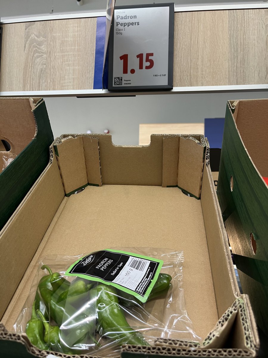 CliffordBayview's tweet photo. 在英国的超市也能买到新鲜的Pimientos de Padrón，按虎皮青椒的方法来做，味道可以。只需1.15磅！ https://t.co/EUPnbv2IGP