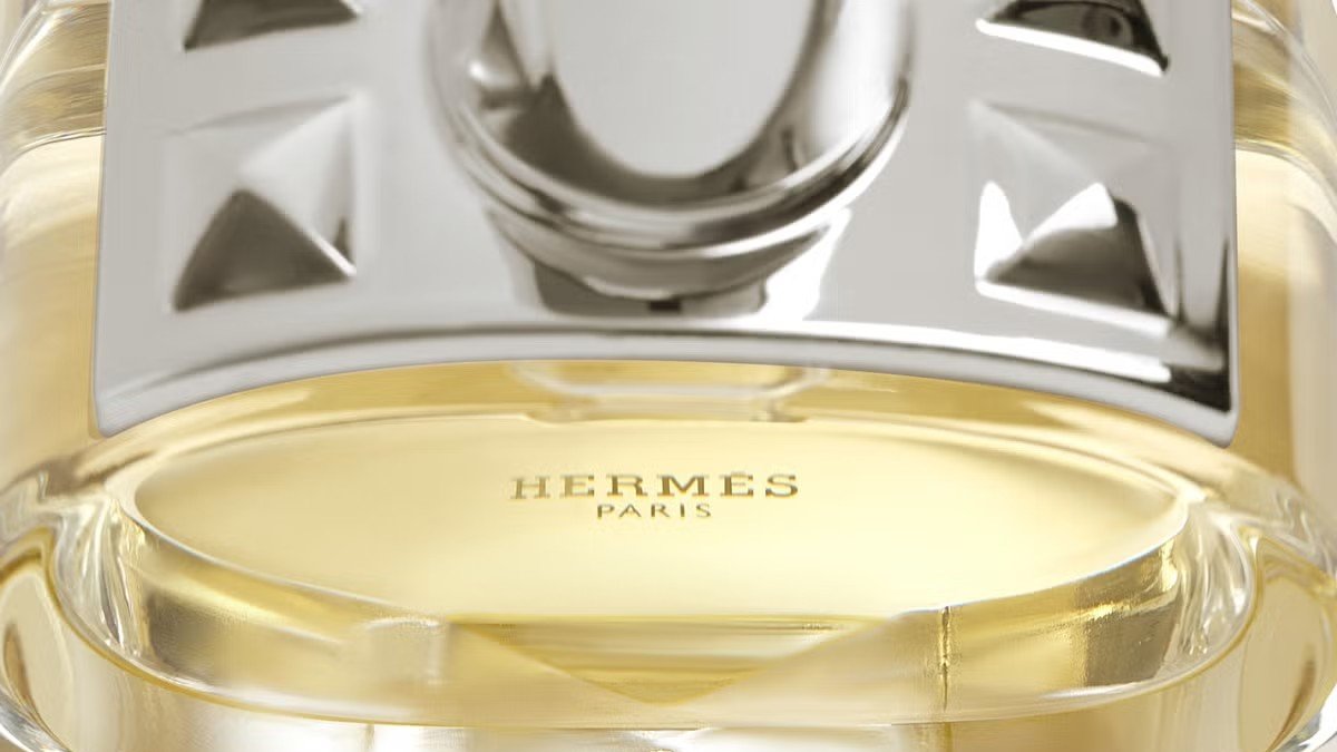 Momihael1100's tweet photo. HERMES BARENIA EDP
💛 ส่วนตัวนี้รุ่นหลักที่นักรีวิวน้ำหอมอวยติดทุกโซเชี่ยล
💛 สาววัยรุ่ยวันทำงานฉีดตัวนี้คือสวยหรูดูแพงขึ้นสุด ๆ

💛 5ml 220 (ปกติ 290)
💛 10ml 410 (ปกติ 540)

DESCRIPTION : กลิ่นหอมสดชื่น เย้ายวนหรูหรา มีความเป็นกลิ่นหนังอ่อนๆ แบบกระเป๋า Hermes ใบหรู พร้อมความสะอาด อบอุ่นและ น่ารัก แบบที่ใครฉีดก็ต้องหลงรัก ส่วนผสมจากดอกบัตเตอร์ ฟลายลิลลี่ และเบอร์รี่หอมหวาน ปิดด้วยไม้โอ๊ค แพทชูลี่ แสนหรูหราอบอุ่น แรงบัลดาลใจ จากช่อป Hermes และสร้อยข้อมือ Collier de Chien ที่มีสไตล์ไม่เหมือนใคร รอบนี้แบ่งถูกๆให้เลยค่ะ เอาไปลองจะได้รู้ว่ามันหอม

แจ้งmlด้วยน้า
(รับ85ml) กล่องเทสเตอร์