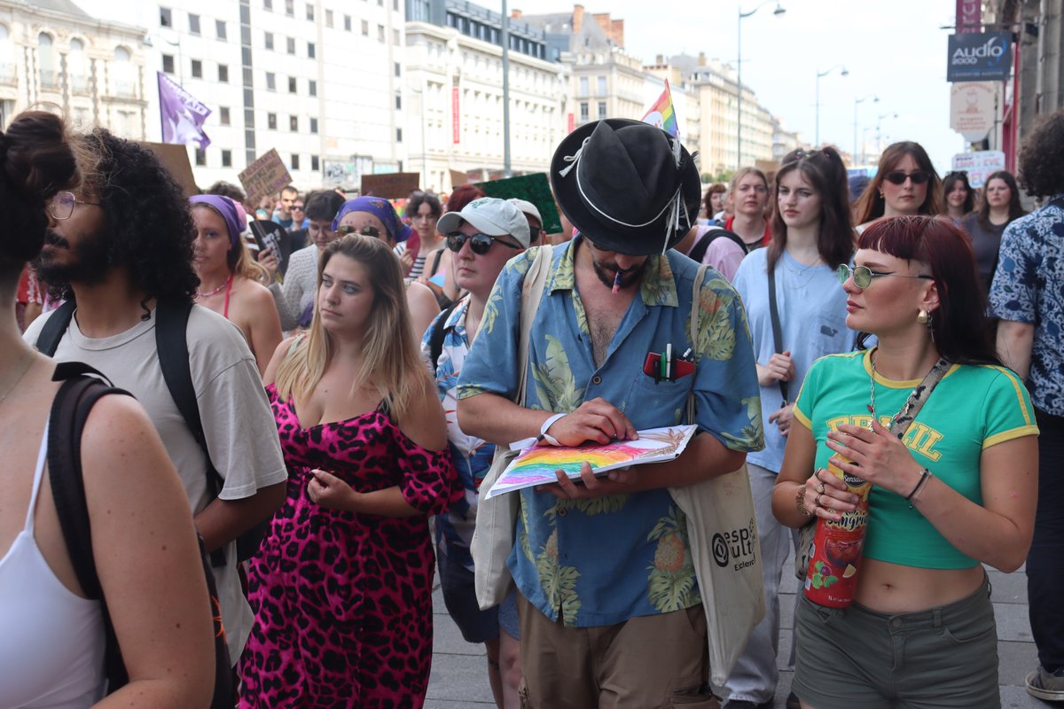 RAutrement's tweet photo. Des milliers de personnes ont défilé ce samedi dans les rues de Rennes pour la Marche des fiertés 2026. Minute de silence, slogans, chars, paillettes, chaleur écrasante et foule immense #Rennes #PrideRennes #MarcheDesFiertés à lire : https://t.co/iy19HOU5K3 https://t.co/A12ZNNXVtb