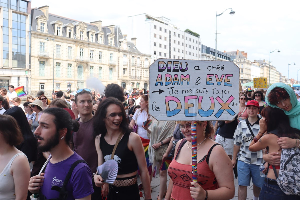 RAutrement's tweet photo. Des milliers de personnes ont défilé ce samedi dans les rues de Rennes pour la Marche des fiertés 2026. Minute de silence, slogans, chars, paillettes, chaleur écrasante et foule immense #Rennes #PrideRennes #MarcheDesFiertés à lire : https://t.co/iy19HOU5K3 https://t.co/A12ZNNXVtb