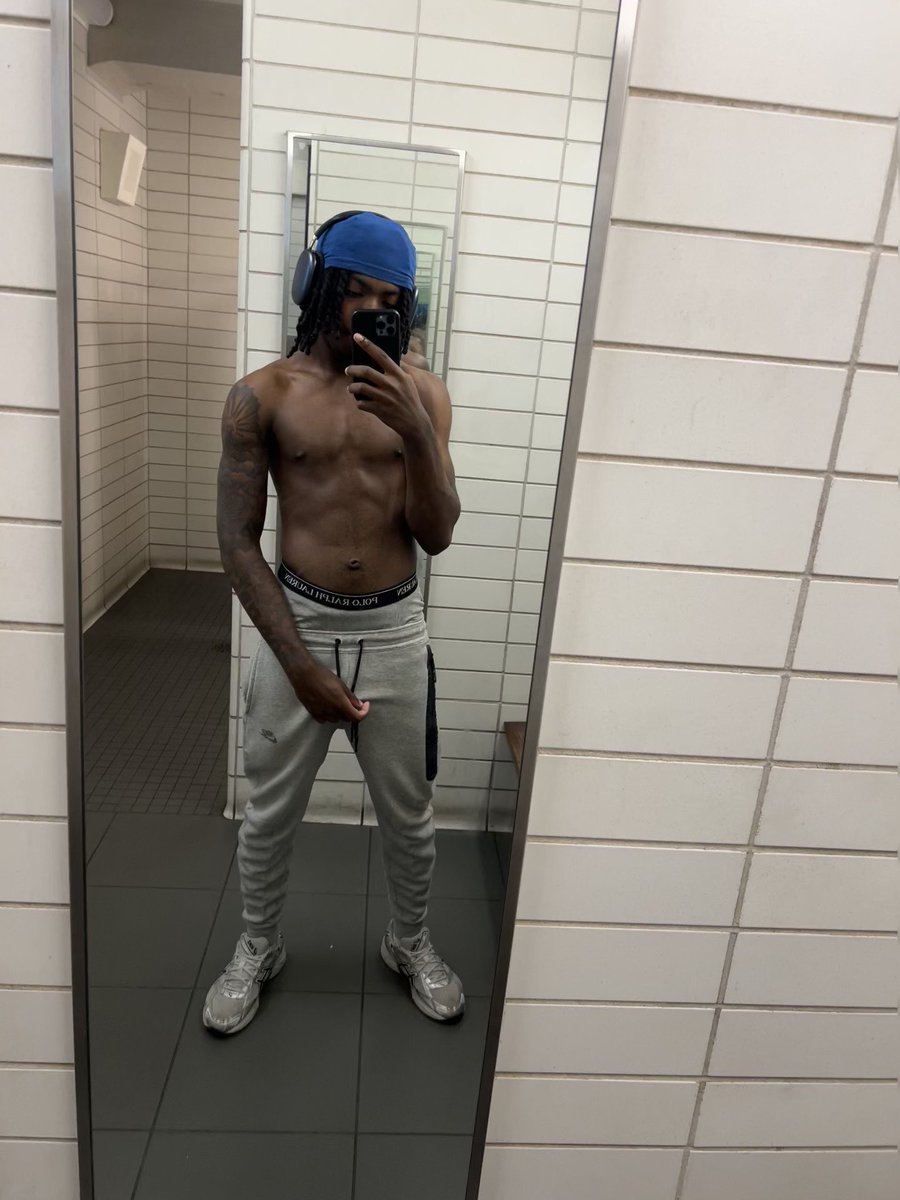 virtualXLe's tweet photo. gym vibes https://t.co/AlBa9E9MYO