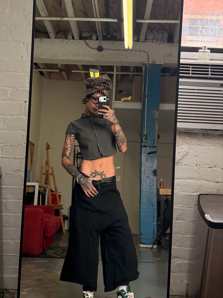 dirtychaailatte's tweet photo. Alexa play ignorance by paramore https://t.co/sDZ4yXP0Qf