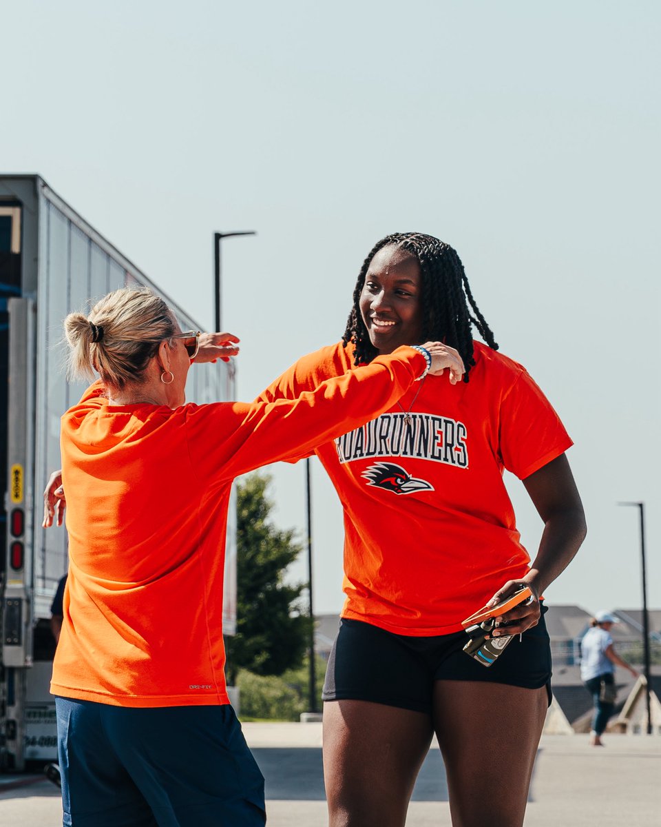 UTSAWBB's tweet photo. Freshmen on campus‼️

#BirdsUP🤙 | #LetsGo210 | #CashIn 🏀 https://t.co/PksOXJBS64