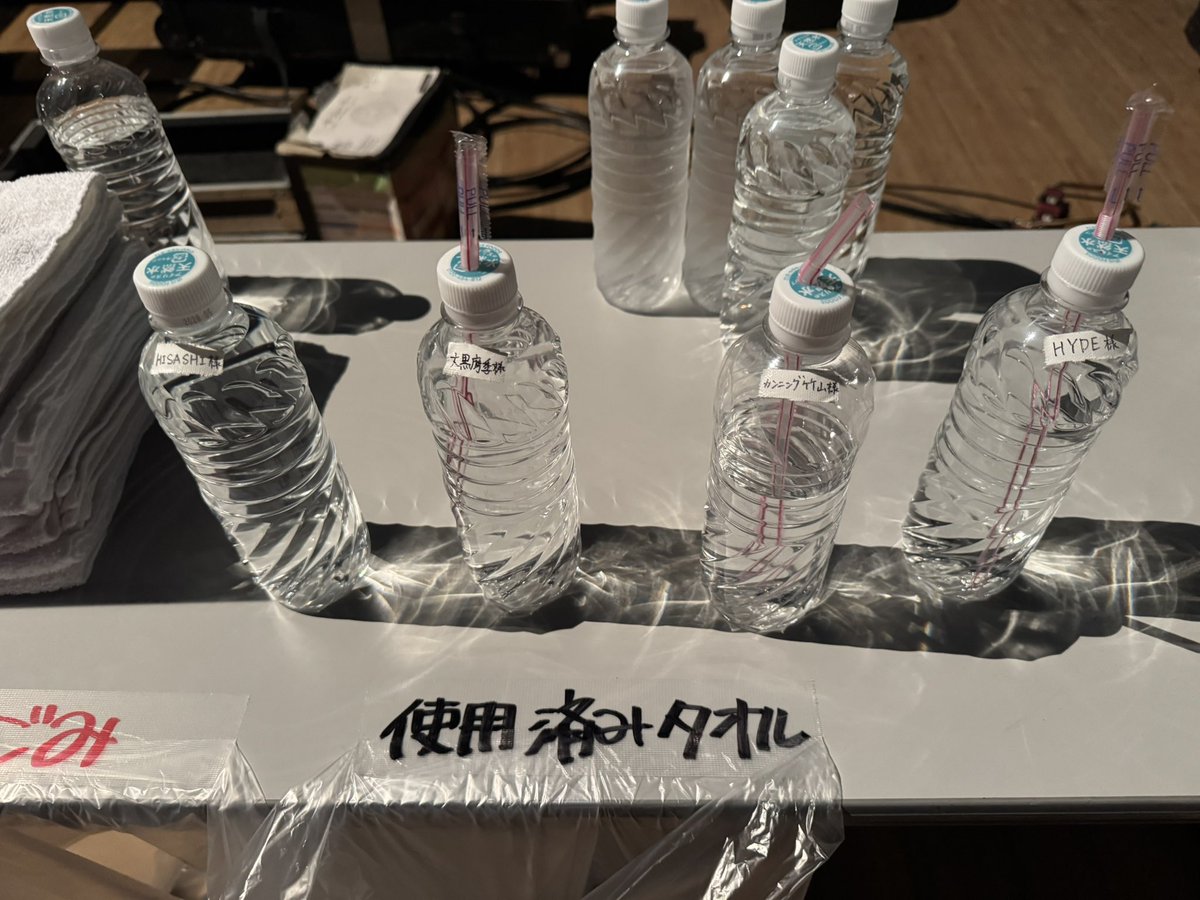 takeyama0330's tweet photo. 舞台袖にありえない面子で水が並べてあった。一生のおもいで🤣
仕事があって打ち上げには参加できなかったが、とにかくREDWARRIARSが最高だった！REDWARRIARSはいまだにカッコよかった！ローリングストーンズか！と何度も心の中でツッこんだ！
何度も聴いてきたのに今の時代でもカッコよく新しい！
REDWARRIARSがとにかく凄い！