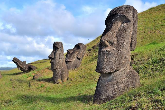 4metweets's tweet photo. @JoeTalkShow Looks like the heads on Easter Island, right?! https://t.co/ovV9jXH43P