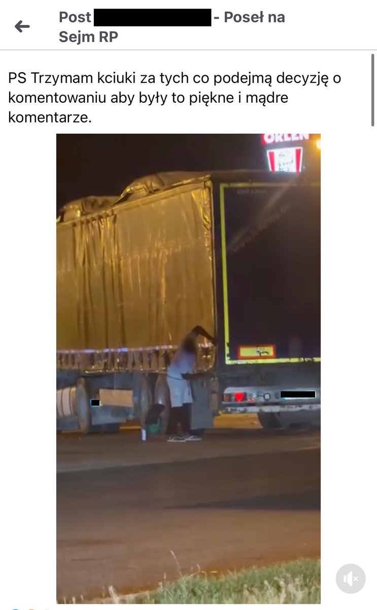 Policja_KSP's tweet photo. 🚨 Ważny komunikat Komendy Powiatowej Policji w Grodzisku Mazowieckim, dotyczący zdarzenia, jakie miało mieć miejsce wczoraj w nocy (19 czerwca, około godziny 22:40) na MOP Baranów przy Autostradzie A2.

Wpis zamieszczony na Facebooku może wprowadzać w błąd. Opisana w nim sytuacja nie odpowiada faktom potwierdzonym przez policjantów KPP w Grodzisku Mazowieckim.

Pełna treść komunikatu:

Komunikat Komendy Powiatowej Policji w Grodzisku Mazowieckim

W związku z opublikowanym w mediach społecznościowych (na platformie FB) wpisem, dotyczącym sytuacji zaobserwowanej na terenie MOP Baranów, informujemy:

Jeśli są Państwo świadkami przestępstwa lub zachowania mogącego wskazywać na próbę popełnienia czynu zabronionego, właściwą reakcją jest niezwłoczne powiadomienie odpowiednich służb, w szczególności Policji, dzwoniąc na numer alarmowy 112. Szybkie przekazanie informacji pozwala na natychmiastową weryfikację zgłoszenia i podjęcie odpowiednich działań.

Z relacji przedstawionej przez autora wpisu wynika, że mimo podejrzeń dotyczących zachowania osoby znajdującej się przy samochodach ciężarowych, informacja o tym, że może dochodzić do przestępstwa nie została przekazana Policji. Autor wpisu nie dzwonił na alarmowy numer 112.

Po zapoznaniu się z tą relacją funkcjonariusze Komendy Powiatowej Policji w Grodzisku Mazowieckim niezwłocznie podjęli czynności. Na teren MOP Baranów skierowani zostali policjanci pionu kryminalnego.

W wyniku przeprowadzonych ustaleń funkcjonariusze potwierdzili, że nie doszło do żadnego przestępstwa, a w szczególności nikt nie usiłował włamać się do naczepy samochodu ciężarowego. Widoczny na nagraniu ciągnik siodłowy z naczepą przez cały czas znajdował się na parkingu.

Policjanci skontaktowali się z kierowcą pojazdu. Okazało się, że był nim obywatel Hiszpanii – ten sam mężczyzna, który został pokazany na nagraniu dołączonym do wpisu jako osoba mogąca dopuszczać się przestępstwa i usiłująca włamać się do naczepy.

Funkcjonariusze przeprowadzili kontrolę dokumentów mężczyzny, dokumentów pojazdu oraz przewożonego ładunku. Nie stwierdzono żadnych nieprawidłowości. Dokumenty były w porządku, a przewóz odbywał się zgodnie z obowiązującymi przepisami.

Mężczyzna rozpoznał się również na opublikowanym nagraniu. W rozmowie z policjantami wskazał, że to on jest osobą widoczną na filmie, a na potwierdzenie okazał ubranie, które miał na sobie w czasie postoju. Był to dokładnie ten sam strój, który widać na nagraniu.

Apelujemy o odpowiedzialne przekazywanie informacji oraz zachowanie szczególnej ostrożności przy publikowaniu treści dotyczących rzekomych przestępstw i ich domniemanych sprawców. W dobie szybkiego obiegu informacji każda wiadomość powinna zostać zweryfikowana przed jej dalszym rozpowszechnianiem. Niepotwierdzone informacje mogą prowadzić do dezinformacji, wywoływać nieuzasadnione poczucie zagrożenia oraz godzić w dobre imię osób, które nie dopuściły się żadnego bezprawnego działania.

Rolą Policji jest ustalanie faktów w oparciu o zgromadzony materiał dowodowy, a nie domysły czy przypuszczenia. Dlatego w przypadku podejrzenia popełnienia przestępstwa należy niezwłocznie powiadomić służby, a nie zastępować ich działania publicznymi spekulacjami. Odpowiedzialność za słowo i rzetelność przekazywanych informacji mają fundamentalne znaczenie dla bezpieczeństwa publicznego.

Bezpośredni link do komunikatu:
https://t.co/ctqTIZDsdt