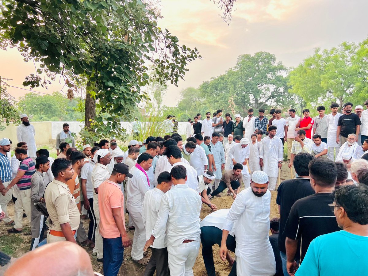 kamlakantMLA's tweet photo. आज अपने विधानसभा क्षेत्र के अंतर्गत ग्राम सभा फरिहा में मोहम्मद इसराइल जी के बड़े पुत्र स्व० हाफ़िज़ अब्दुल्ला जी के आकस्मिक निधन पर उनके अंतिम संस्कार में सम्मिलित होकर शोकाकुल परिजनों से भेंट की तथा अपनी गहरी संवेदनाएँ व्यक्त कीं। 
ईश्वर दिवंगत आत्मा को शांति एवं परिजनों को यह दुःख सहने की शक्ति प्रदान करें। 🙏🏻🕊️