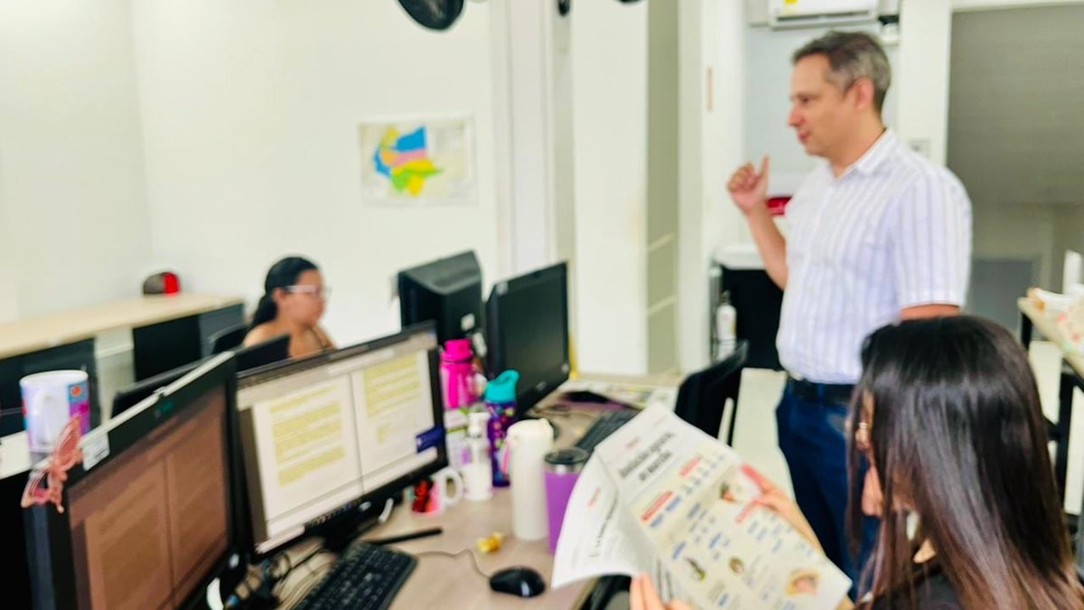 URestitucion's tweet photo. 📰🇨🇴✨ #ConDignidadCumplimos

Nos informamos sobre la gestión del Gobierno del presidente Gustavo Petro, especialmente en materia de Reforma Agraria. 🌾🚜

Hoy entregamos el periódico ¡Dignidad!, una publicación que recoge los principales avances en materia de acceso a la tierra, restitución y transformación del campo colombiano. 📖🌱

🤝 En sus páginas se evidencian acciones concretas que le han cumplido a Colombia y al Meta, fortaleciendo los derechos de campesinos, comunidades indígenas y víctimas del conflicto armado.

🌿💚 ¡Seguimos trabajando por la justicia social, la reparación integral y un campo con más oportunidades para todos!

#ConDignidadCumplimos #Dignidad #ReformaAgraria #URTMeta #Meta #Víctimas 🇨🇴🚜✨📚