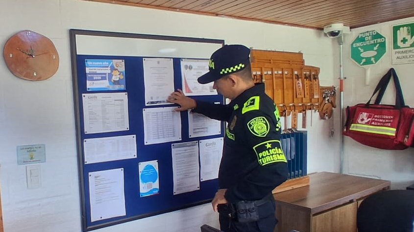 Policia_Caldas's tweet photo. 🏊‍♂️🚔☀️ En #Pensilvania trabajamos por unas vacaciones seguras para todos.
👮‍♀️👮‍♂️ La @ProteccionPonal realiza controles y verificaciones en centros turísticos, balnearios y piscinas, con el fin de garantizar condiciones seguras para visitantes y residentes. 
#VacacionesSeguras https://t.co/8U1b2qhNu7