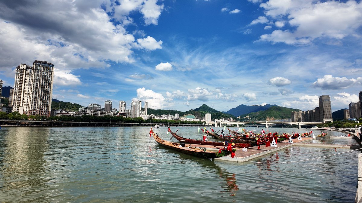 DTlishui's tweet photo. Here is Qingtian, surrounded by mountains, and the Oujiang River runs through the city. https://t.co/W0fvPFJ1bo