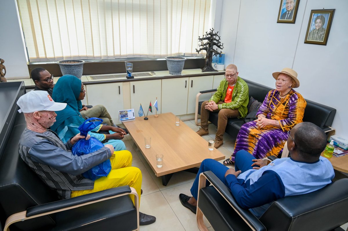 onubf's tweet photo. 1/2
Le 17 juin, la Présidente de l’AFAB a été reçue par le Coordonnateur résident a.i. du SNU au 🇧🇫 pour exprimer sa gratitude après l’ALBIWEEK 2026. Cette rencontre illustre la force du partenariat pour promouvoir inclusion et droits des personnes atteintes d’albinisme. https://t.co/2h8tzHfAh7