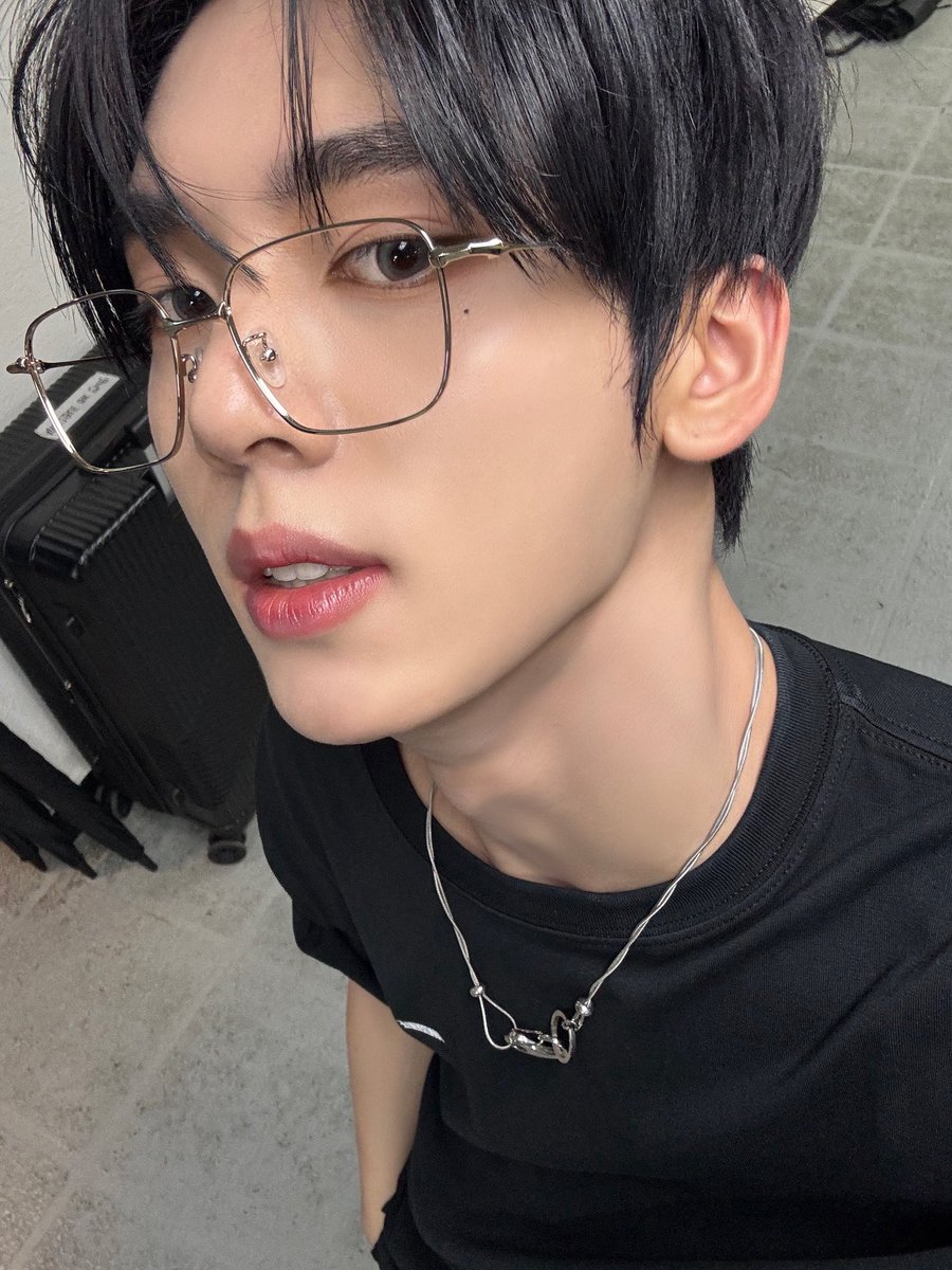 han yujin pics tweet media