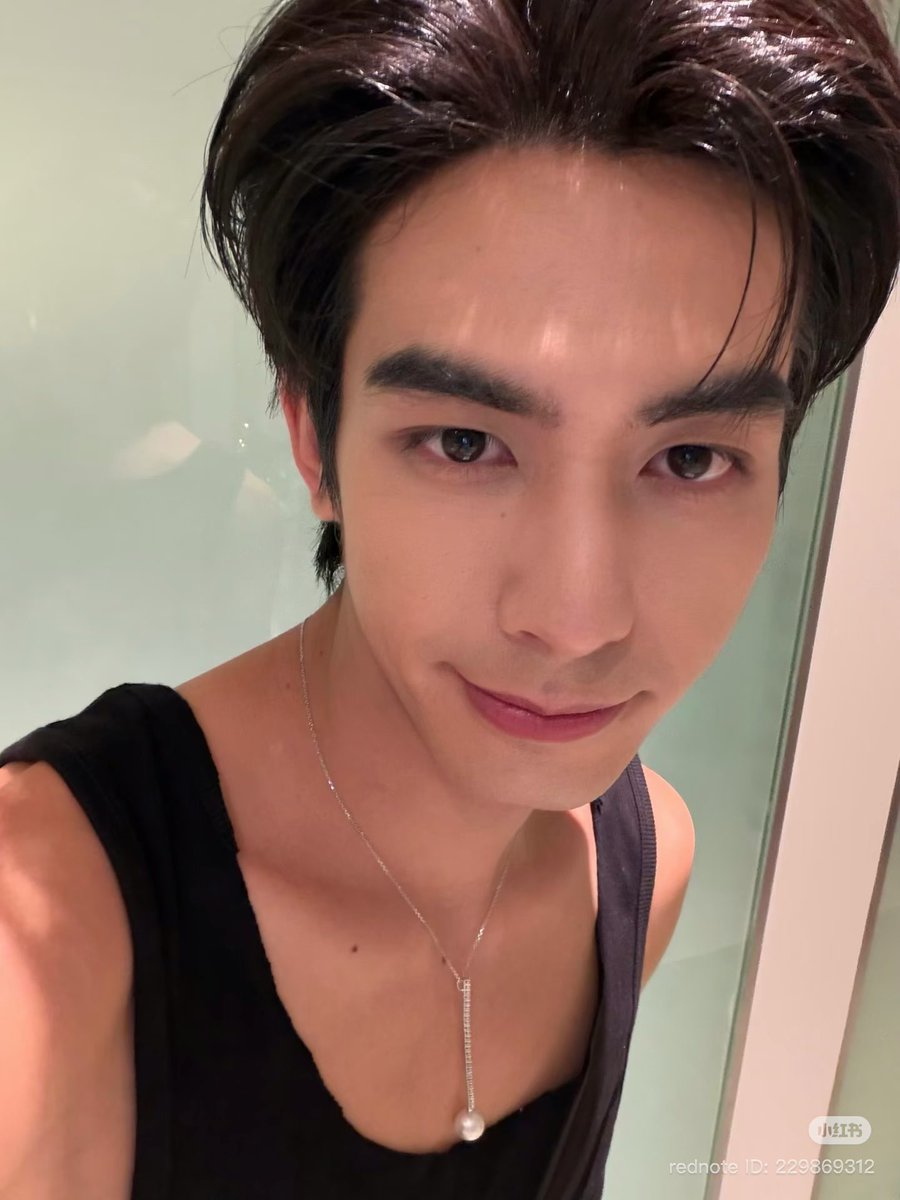 wlwwkd's tweet photo. 맘카페에서 논란인 중국남자배우 복장

저렇게 입고 셀카찍으면 집중이 되겠냐, 단정히 입어라
vs
산뜻하고 보기좋다. 입룡에 화력이 생길��� 같다. https://t.co/zC29rv44no