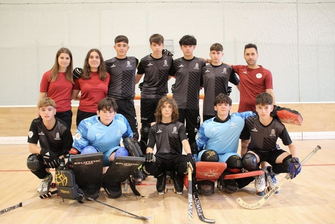 irunahp's tweet photo. Campeonato de españa de selecciones  INFANTIL,  @udcrocha_hockey 
YARA URRUTIA 
ALAZNE IRAGUI 
MAIDER IZAGUIRRE 
MAITE DI  NORCIA 
MARCOS ARAUJO 
MIKEL OZCOIDI
AIMAR BLAZQUIZ 
MARTIN E.  CASTILLO 

Cuerpo técnico : ARITZ MARCO, IRATI EZKURRA, GARAZI LERANOZ Y MIRYAM NICOLÁS https://t.co/faBXrpJgPJ