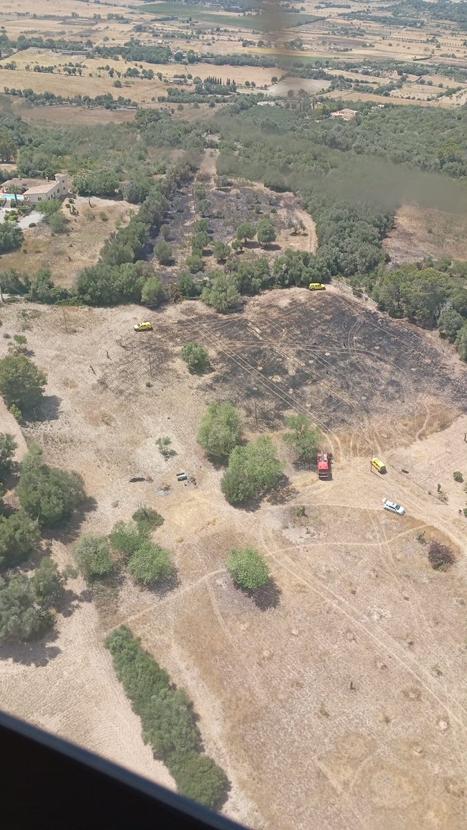 AgriculturaGOIB's tweet photo. Incendi forestal #IFPetra
Extingit: 17:15 h..
Afectades: 1,17 ha de les quals, 0,7 ha de superfície arbrada.
#Petra #Mallorca https://t.co/yRuJ8niiPR