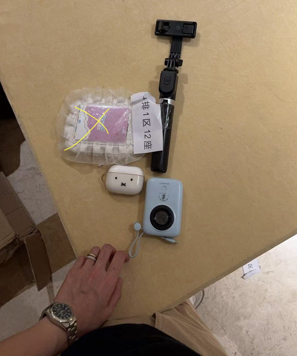 AnnisZet's tweet photo. Who left a power bank, earphones, and a phone stand at the LenaMiu’s Guangzhou fan meeting?
#lenamiu #LenaMiu
#pleslove https://t.co/DghofYt8ia