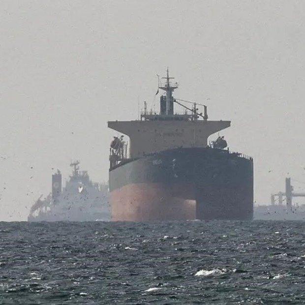 clarincom's tweet photo. IRÁN ANUNCIÓ UN NUEVO CIERRE DEL ESTRECHO DE ORMUZ

Tras los nuevos ataques de Israel en el sur del Líbano, Teherán anunció el cierre del Estrecho de Ormuz al tránsito marítimo. Acusó a Estados Unidos de incumplir el acuerdo que había puesto fin a la guerra y advirtió que podría adoptar nuevas medidas si continúan las hostilidades.

Además, Irán suspendió las negociaciones con Estados Unidos sobre su programa nuclear y todavía no hay una nueva fecha para retomarlas. Los bombardeos israelíes en territorio libanés dejaron al menos siete muertos. Israel sostuvo que actuó en represalia por ataques de Hezbollah, aunque afirmó seguir comprometido con el alto el fuego.

(+) en Clarín: https://t.co/CBkqbHOqM3
