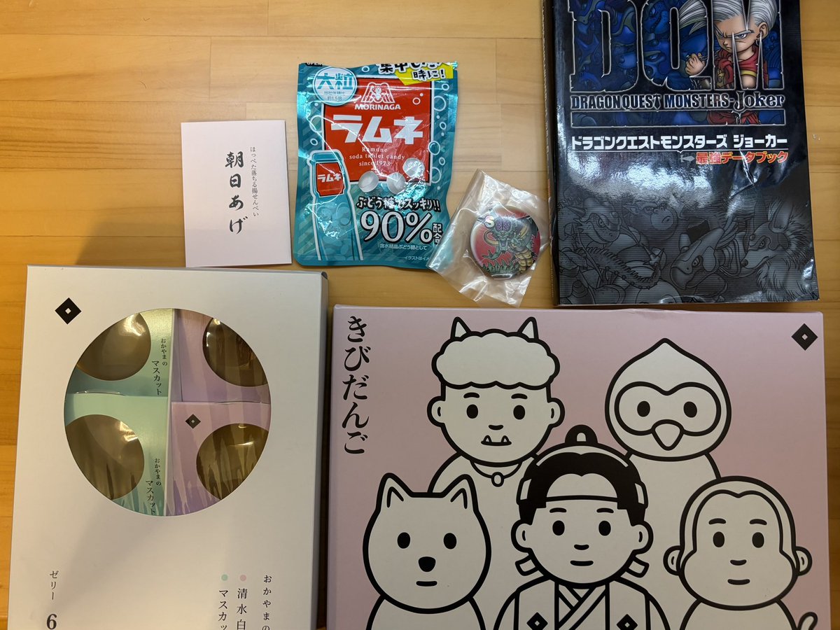 R_StreetPass's tweet photo. 【差し入れの御礼】
『#令和のすれ違い大作戦 in Kansai』
イベント中、非常に多くの多くの差し入れをいただきました！

【主催者への差し入れ】
岡山みやげ（きびだんご、ゼリー）
オルゴ・デミーラのこころ缶バッジ
DQMJ最強データブック

【運営一同への差し入れ】
ラムネ
揚げ煎餅

本当にありがとうございます😊