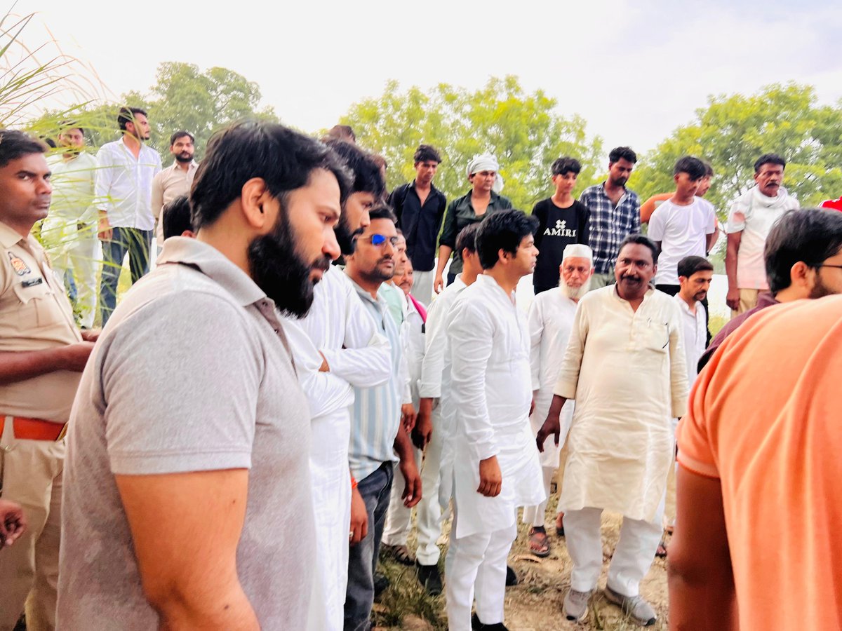 kamlakantMLA's tweet photo. आज अपने विधानसभा क्षेत्र के अंतर्गत ग्राम सभा फरिहा में मोहम्मद इसराइल जी के बड़े पुत्र स्व० हाफ़िज़ अब्दुल्ला जी के आकस्मिक निधन पर उनके अंतिम संस्कार में सम्मिलित होकर शोकाकुल परिजनों से भेंट की तथा अपनी गहरी संवेदनाएँ व्यक्त कीं। 
ईश्वर दिवंगत आत्मा को शांति एवं परिजनों को यह दुःख सहने की शक्ति प्रदान करें। 🙏🏻🕊️