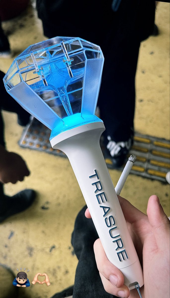 belovedwooo's tweet photo. บัตรเชิญจากวายจีได้ vip นะ แต่ก็ไม่ใช่แถวหน้าสุดติดรั้วอ่ะค่ะ แถมยังมีแท่งไฟให้อีก ส่วนที่ไทยก็... https://t.co/NharxHTe13