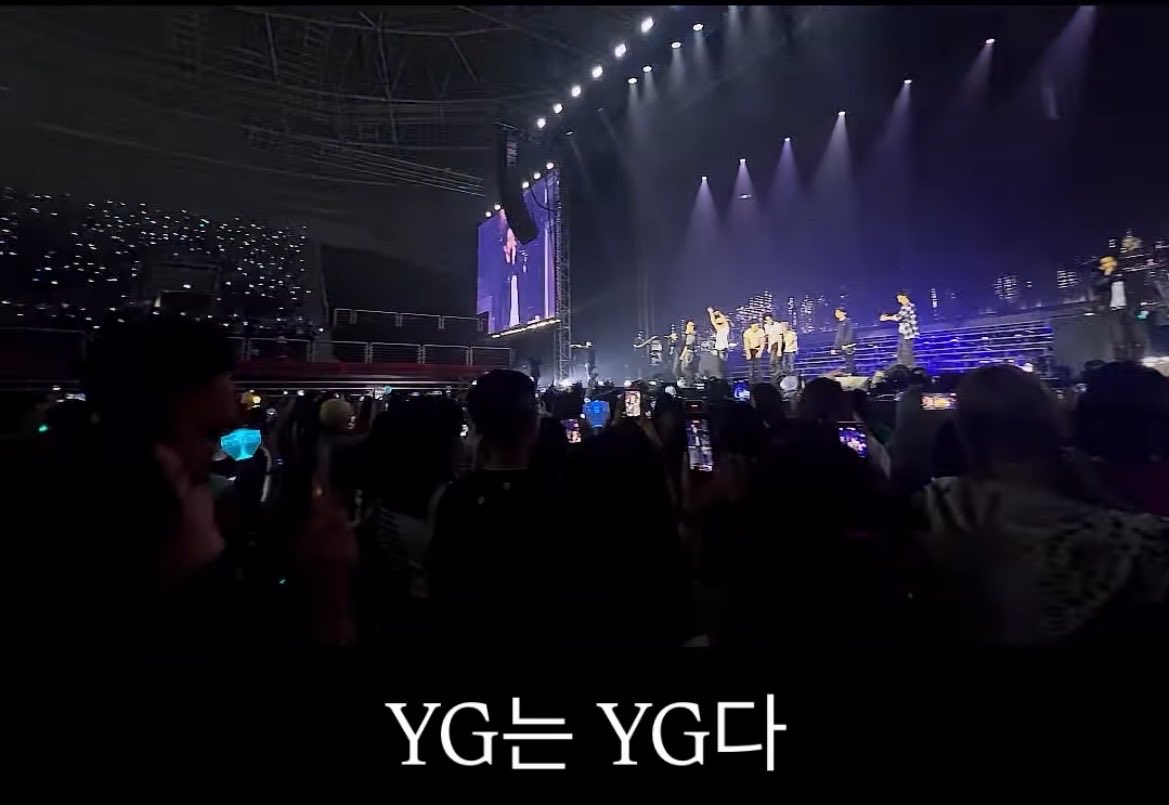 belovedwooo's tweet photo. บัตรเชิญจากวายจีได้ vip นะ แต่ก็ไม่ใช่แถวหน้าสุดติดรั้วอ่ะค่ะ แถมยังมีแท่งไฟให้อีก ส่วนที่ไทยก็... https://t.co/NharxHTe13