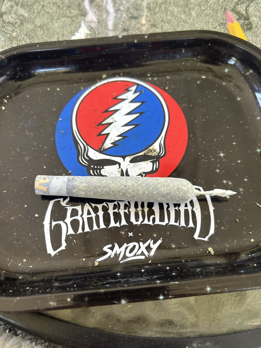 the_grassmaster's tweet photo. Listening to the dead and rolling some pressure, just another day in paradise #gratefuldad #loud https://t.co/5D2tnSiFul