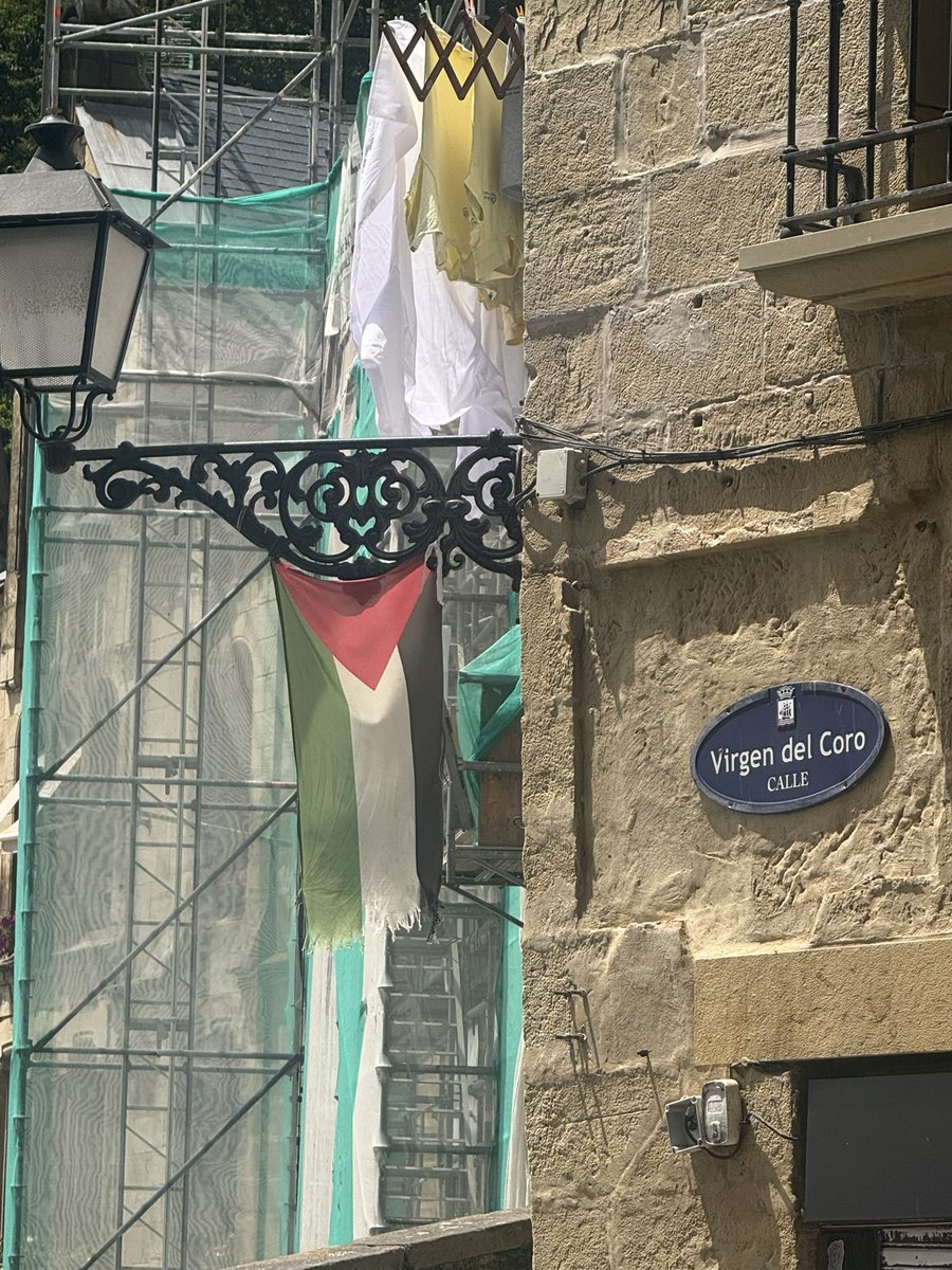 dlLambo's tweet photo. On every single street in San Sebastián are Palestine flags.

A thriving city, full of tourists, unafraid to demonstrate solidarity &amp; humanity.

Meanwhile in Dublin City centre you struggle to see any despite huge public support...with US flags aplenty.

We need many more 🇵🇸 https://t.co/CIu7XphxIA