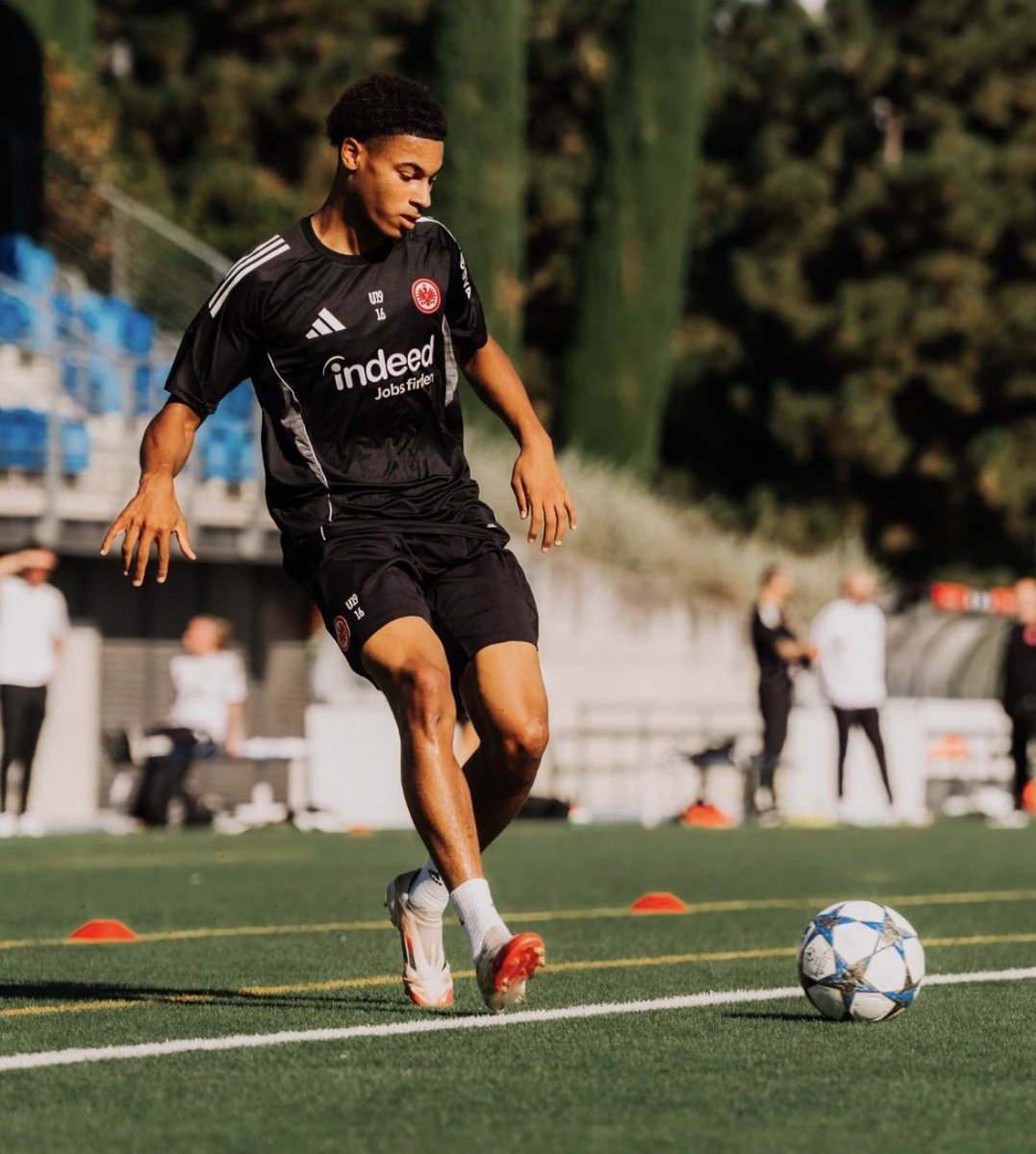 ScoutBenin's tweet photo. 🕵🏾‍♂️ BéninScout | Info Mercato 🇧🇯

🇩🇪🇧🇯 Yannis Ahouannou pourrait franchir un nouveau cap dans sa jeune carrière.

Selon plusieurs sources espagnols, le Valencia CF s’est récemment renseigné sur la situation du défenseur polyvalent de l’Eintracht Frankfurt U19. https://t.co/pSbn7BuxJm