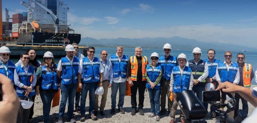 Nelzavc's tweet photo. Junto a los demás miembros del Consejo Nacional Logístico visitamos las instalaciones de la ENP para conocer de cerca la operación portuaria y las oportunidades logísticas que mejorarán el Desarrollo Económico del País. https://t.co/FgjSJLe4W9
