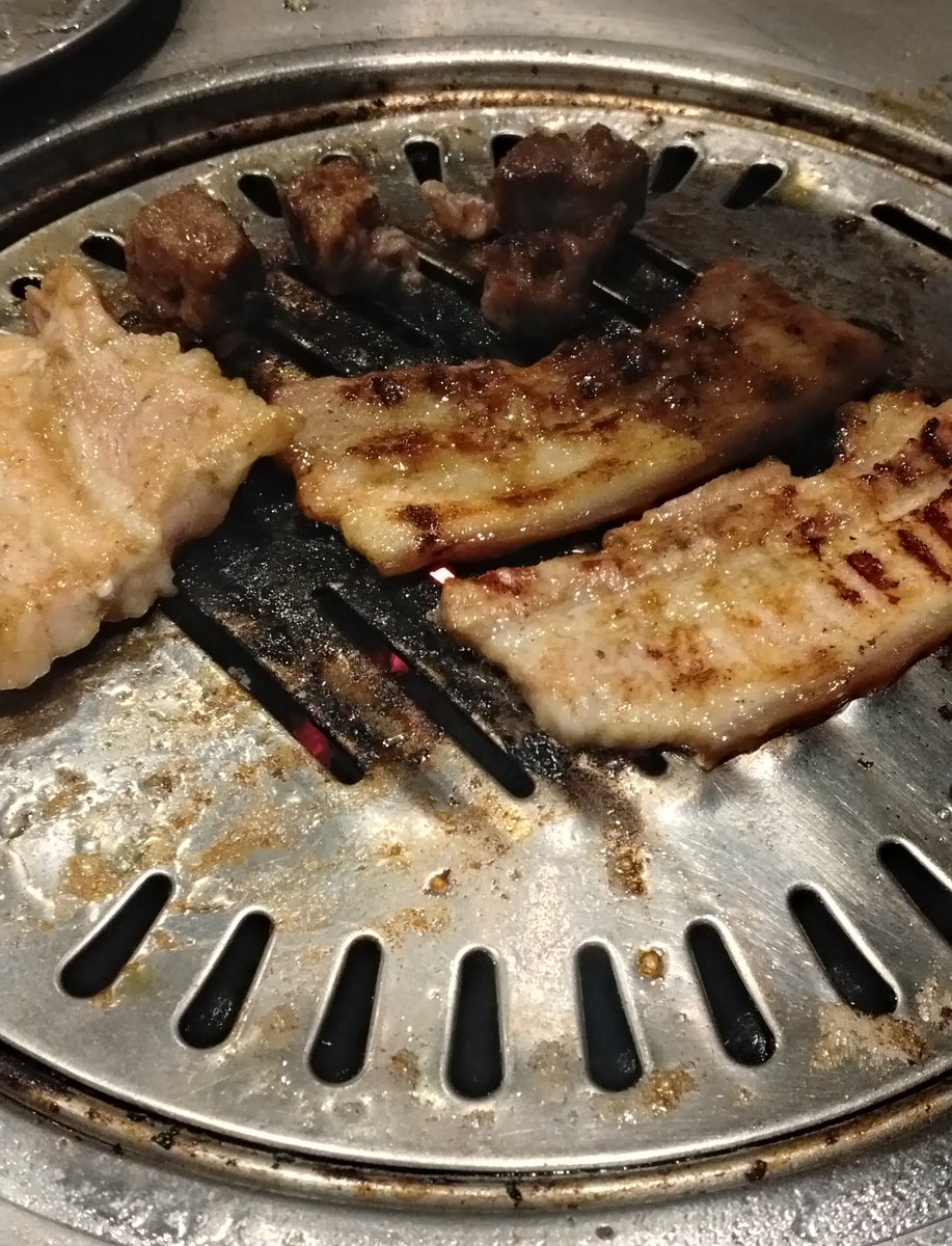 kuronadesu's tweet photo. วันนี้เค้าไปกินหมูย่างมาเเหละ วันที่เธอไม่มาเเล้วเหงาจังหมูสามชั้นย่างเยิ้มๆ พอเคลิ้มใจเธอได้ไหม🥺
#DeaDear https://t.co/r14qOLkLMR