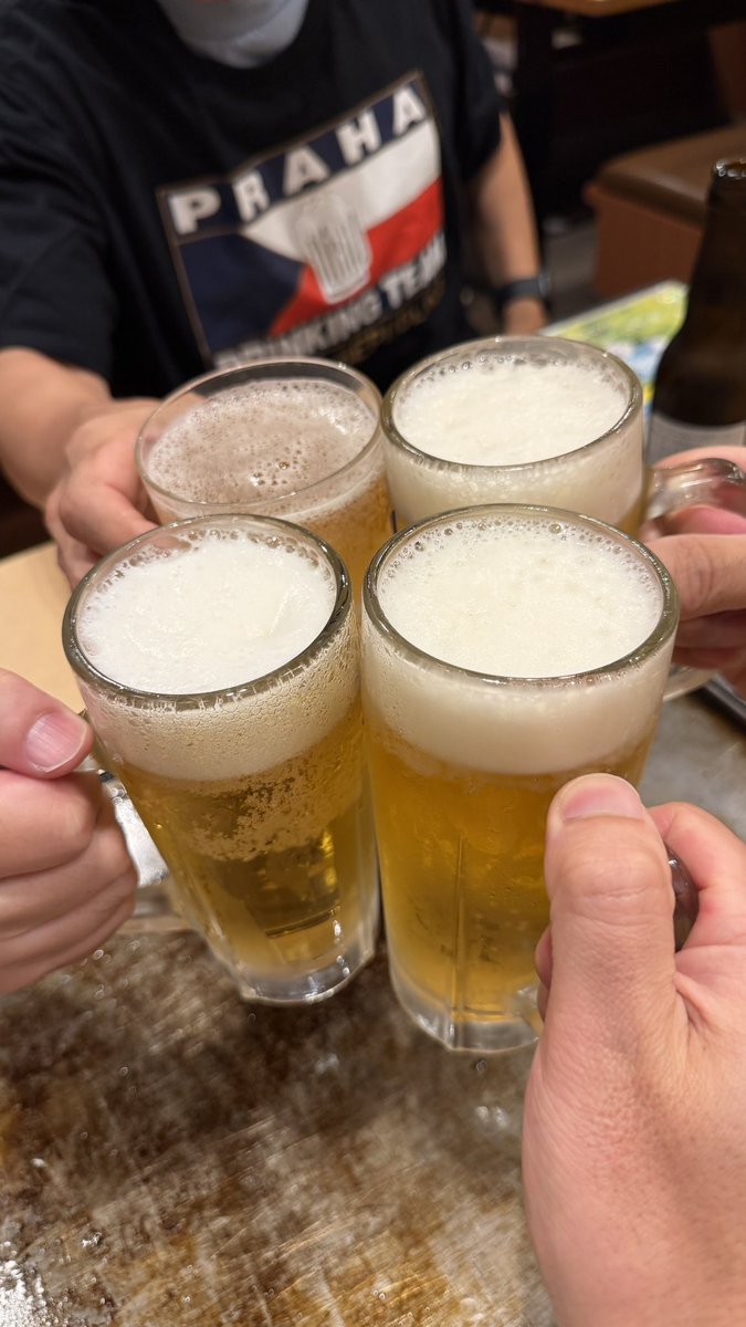 norikl_tech's tweet photo. 帰任２週間で早くもチェコ同窓会。
プラハから出張で来られた飲み仲間と帰任組が大阪で合流！
「Praha Drinking team」のユニフォーム(笑)を持って来てくれて、楽しく食べて飲んで最高！
チェコ仲間いいわぁ！

同じTシャツを着てるからか、見送りのバス停で外国人扱いされました。

#チェコ　#同窓会 https://t.co/Ae5e8GLTJa
