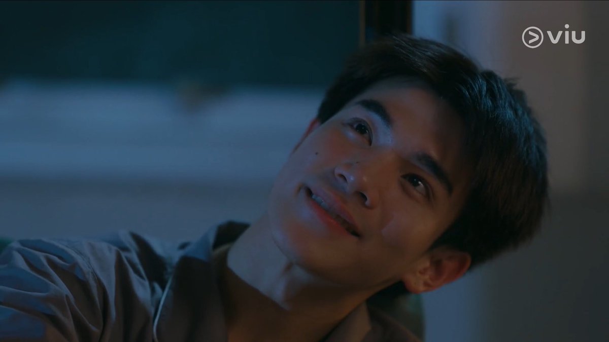 be__mystar's tweet photo. #TicketToHeavenEP4 @tawattannn 
#Fourthnattawat #โฟร์ทณัฐวรรธน์

สิ่งที่ชื่นชมน้องโฟ้ดมาตลอดตั้งแต่แฟนผม พจมก ยางลบมาจนถึงเรื่องนี้และน่าจะชมไปอีกเรื่อย ๆ คือน้องโฟ้ดเป็นคนที่แสดงบทตกหลุมรักคนอื่นได้ดีมาก ดูทีไรก็รู้สึกว่าในสายตาน้องมันมีความ full of love ตลอดเวลา รู้สึกได้เลยว่าความรักที่มีในใจมันพรั่งพรูออกมาทางสายตาน้องตลอด ซึ่งขนาดเรื่องนี้มีแค่ 6 อีพี แต่สายตาน้องเวลามองบาร์ธมันพัฒนาขึ้นเรื่อย ๆ จากอีพี 1 มาก ตอนอีพี 1 เวลาน้องยิ้ม ตาแทบไม่ยิ้มไปด้วยเลย แต่อีพี 4 คือยิ้มแล้วตาน้องมันยิ้มไปด้วยอะ เป็นคนที่เล่นบทคนมีความรักแล้วทำคนเข้าใจได้ลึกซึ้งมากว่าตัวละครนี้มันรักเขามากจริง ๆ ㅠㅠㅠㅠㅠ