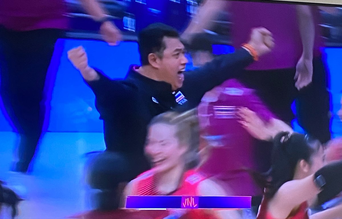 Limite_Volei's tweet photo. VITÓRIA DO POVO TAILANDÊS 🇹🇭

Sim, está não é uma vitória apenas para a Seleção e sim para todo população tailandesa apaixonada pelo voleibol 

Tailândia 🇹🇭 3 X 1 Canadá 🇨🇦 

PARABÉNS, TAILÂNDIA! 
Estamos juntos nesta torcida!

#VoleiNoSportv #VNL2026 https://t.co/DE6ipyCIDG