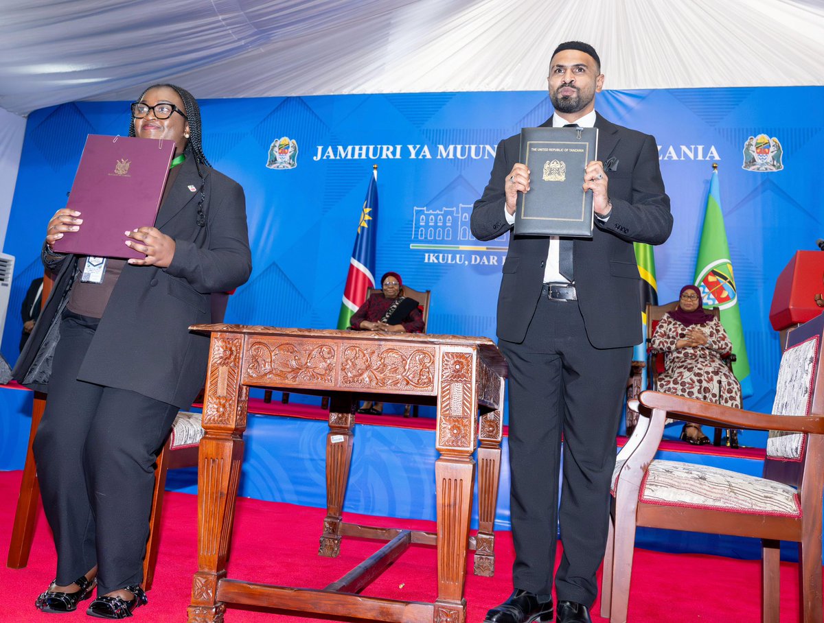 ikulumawasliano's tweet photo. Rais wa Jamhuri ya Muungano wa Tanzania, Mhe. Dkt. Samia Suluhu Hassan akiwa na mgeni wake Rais wa Jamhuri ya Namibia Mhe. Dkt, Netumbo Nandi-Ndaitwah wakati wakishuhudia utiaji saini wa Hati nne za Makubaliano ya Ushirikiano katika Sekta za biashara, maendeleo ya biashara ndogo na za kati; Ulinzi, pamoja na Ushirikiano wa miji kati ya Manispaa ya Mji wa Zanzibar na Manispaa ya Swakopmund kabla ya kuzungumza na Waandishi wa Habari, Ikulu Jijini Dar es Salaam, tarehe 20 Juni, 2026.