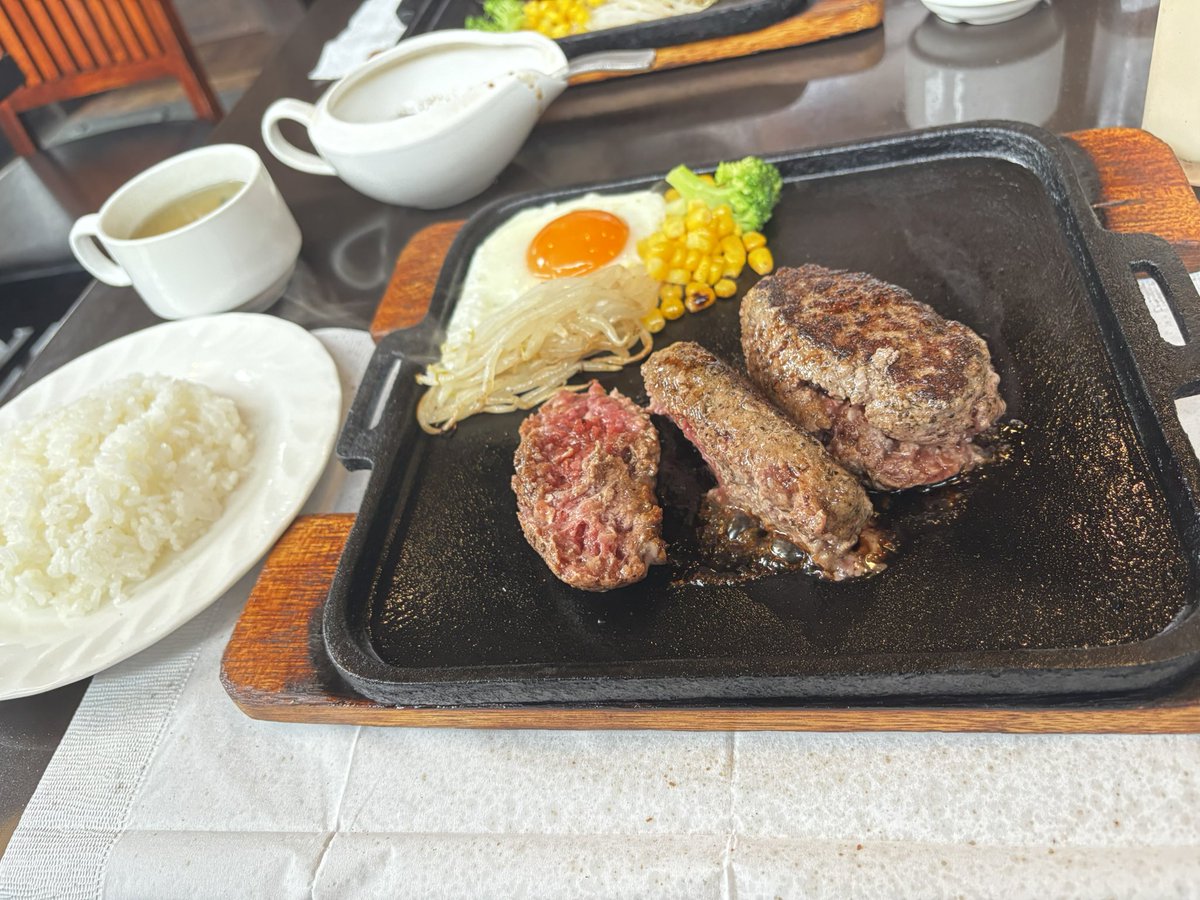 Narr_sub's tweet photo. 最近日々が仕事やらなんやらで充実しててネットの海に中々浮上してなかったんよな〜

これはパッパに奢ってもらったハンバーグと、パッパに奢ってもらったリンツのチョコドリンク https://t.co/fkOuCjwjXM