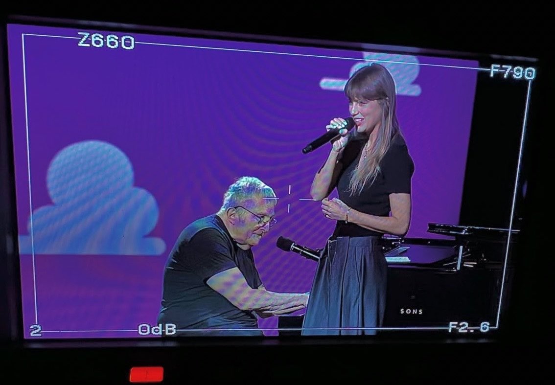 theTSupdates's tweet photo. 📸| Taylor Swift rehearsing for “I Knew It, I Knew You” &amp; “You’ve Got A Friend In Me” performances at the ‘Toy Story 5’ premiere. https://t.co/TFyaRzDO0k